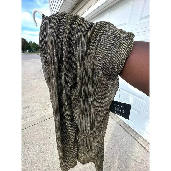 Lulu’s Elegant Dazzle‎ Halter Neck Wide Leg Jumpsuit In Metallic Gold Size XS - Picture 14 of 15